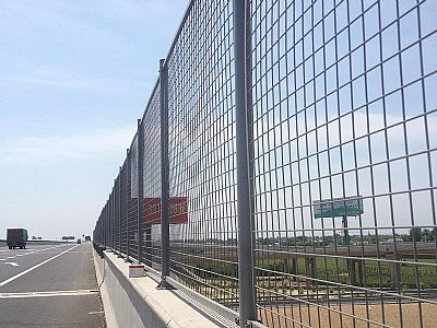 速公路护栏设计的标准高度是多少
